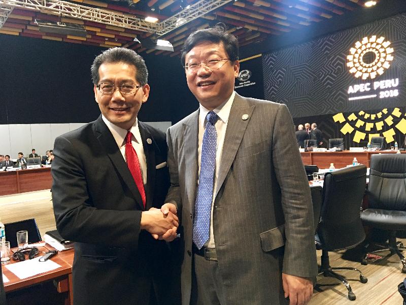 The Secretary for Commerce and Economic Development, Mr Gregory So (left), meets with the Minister of Trade, Industry and Energy of Korea, Mr Joo Hyung-hwan, on the sidelines of the 28th Asia-Pacific Economic Cooperation (APEC) Ministerial Meeting in Lima, Peru, today (November 18, Lima time).
