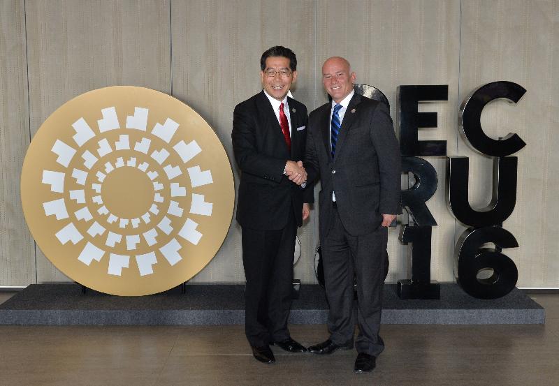 The Secretary for Commerce and Economic Development, Mr Gregory So (left), meets with the Minister of Foreign Commerce and Tourism of Peru, Eduardo Ferreyros Küppers (right), on the sidelines of the 28th Asia-Pacific Economic Cooperation (APEC) Ministerial Meeting in Lima, Peru, today (November 18, Lima time).