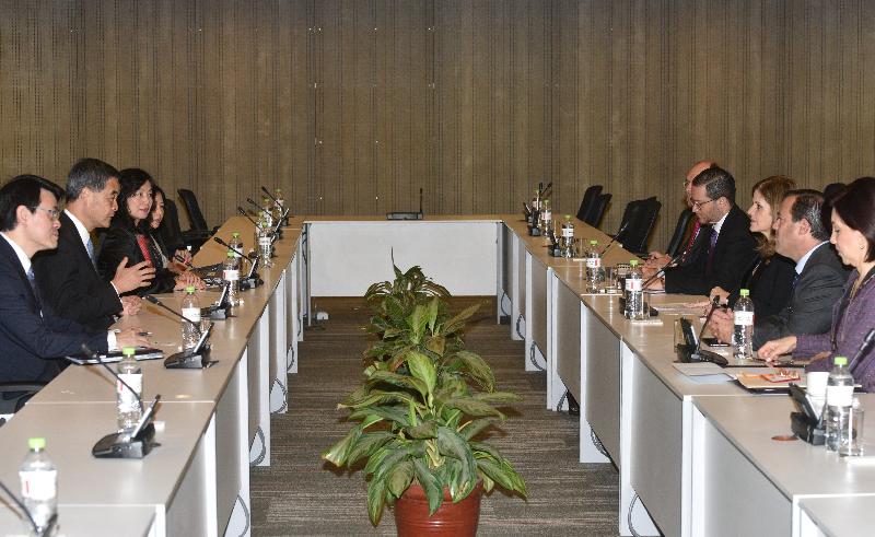 行政長官梁振英（左二）今早（利馬時間十一月十九日）在秘魯利馬與秘魯第二副總統梅賽德斯．阿勞斯（右三）會面。在席者包括行政長官辦公室主任邱騰華（左一）及工業貿易署署長甄美薇（左三）。