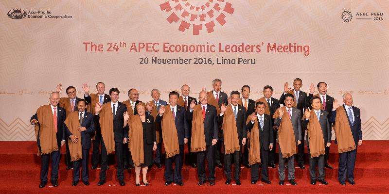 行政長官梁振英今日（利馬時間十一月二十日）上午在秘魯利馬出席亞太區經濟合作組織經濟領導人會議。圖示梁振英（前排右五）與其他領導人合照。