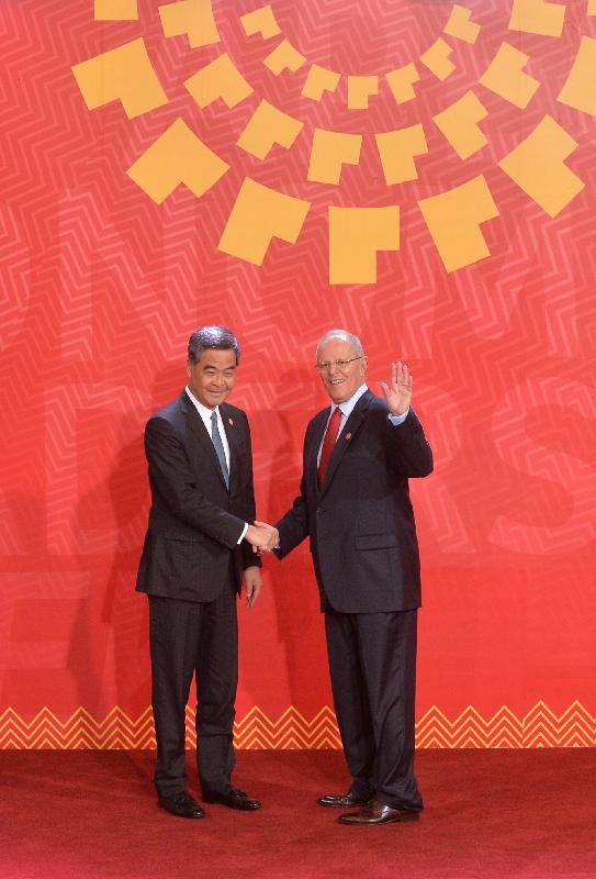 The Chief Executive, Mr C Y Leung, attended the Asia-Pacific Economic Cooperation Economic Leader's Meeting in Lima, Peru this morning (November 20, Lima time). Photo shows Mr Leung (left) shaking hands with the President of Peru, Mr Pedro Pablo Kuczynski (right).