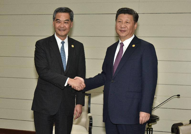President Xi Jinping met with the Chief Executive, Mr C Y Leung, in Lima, Peru, this afternoon (November 20, Lima time). Photo shows President Xi (right) shaking hands with Mr Leung (left) before the meeting. 