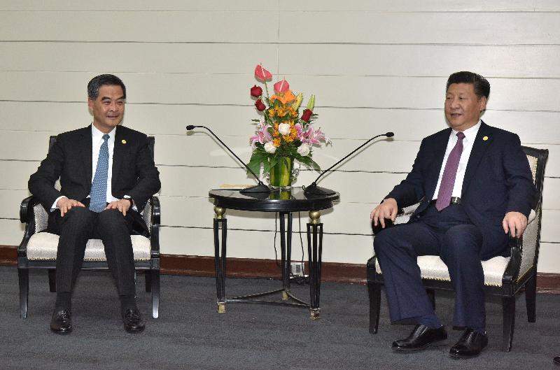 President Xi Jinping met with the Chief Executive, Mr C Y Leung, in Lima, Peru, this afternoon (November 20, Lima time). Photo shows President Xi (right) receiving a briefing from Mr Leung (left) on Hong Kong’s latest developments. 