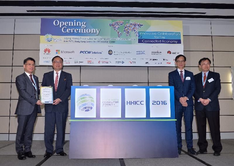 The Secretary for Innovation and Technology, Mr Nicholas W Yang (second left), officiates at the Opening Ceremony of Hong Kong International Computer Conference 2016 (HKICC 2016) today (November 21) with the President of the Hong Kong Computer Society, Mr Michael Leung (first left); the Chairperson of the Organising Committee of HKICC 2016, Dr Cheung Ngai-tseung (second right); and the Chairperson of the Programme Committee of HKICC 2016, Professor Patrick Chau (first right).