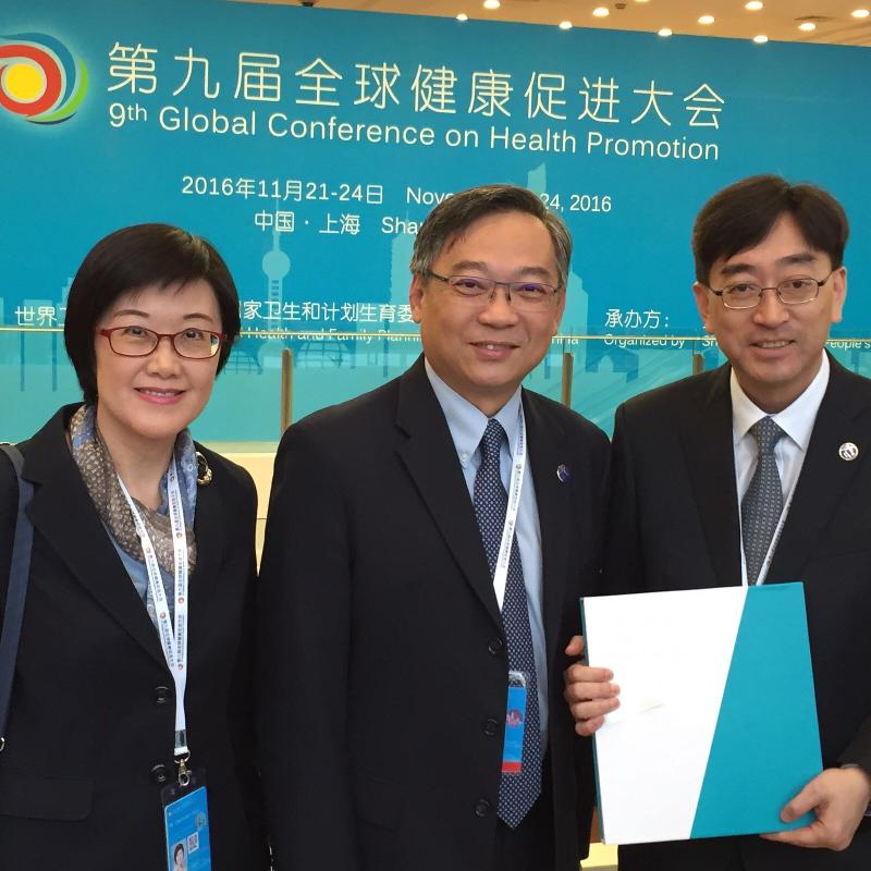 食物及卫生局局长高永文（右）与卫生署署长陈汉仪（左）今日（十一月二十一日）在上海出席第九届全球健康促进大会期间与新加坡卫生部部长颜金勇（中）会面。