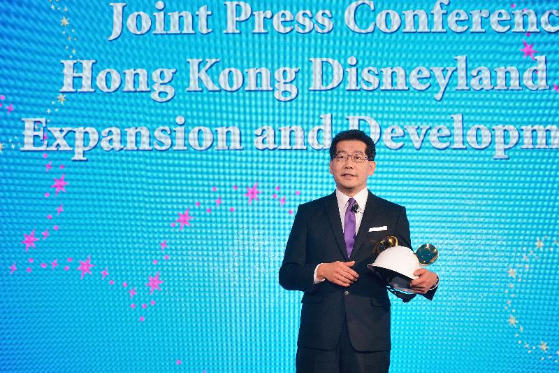 The Secretary for Commerce and Economic Development, Mr Gregory So, announced at a joint press conference on the expansion and development plan of Hong Kong Disneyland Resort at the Central Government Offices today (November 22) that the Government has reached an in-principle agreement with the Walt Disney Company to further expand the resort.
