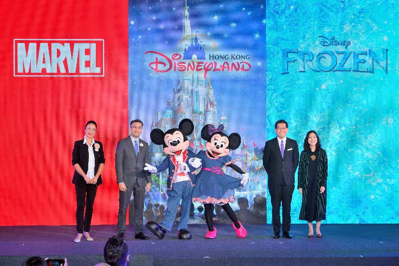 The Secretary for Commerce and Economic Development, Mr Gregory So (second right); the Commissioner for Tourism, Miss Cathy Chu (first right); the Executive Vice President and Managing Director of Hong Kong Disneyland Resort, Mr Samuel Lau (second left); and the Executive Creative Director and Producer of Walt Disney Imagineering, Asia, Ms Doris Hardoon Woodward (first left) are pictured with the Disney characters Mickey and Minnie before the joint press conference on the expansion and development plan of Hong Kong Disneyland Resort at the Central Government Offices today (November 22).