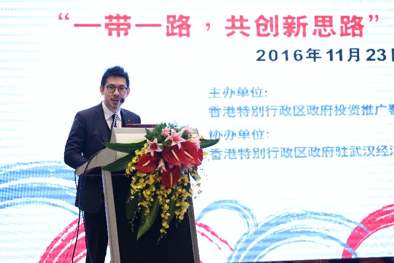 The Acting Director-General of Investment Promotion, Dr Jimmy Chiang, encourages Wuhan entrepreneurs to "go global" by using Hong Kong as a platform at the "Belt and Road, Together We Grow" CEO seminar held in Wuhan today (November 23).
