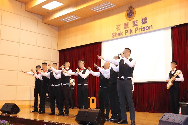 A total of 67 persons in custody at Shek Pik Prison were presented with certificates in recognition of their academic achievements at a ceremony today (November 23). During the ceremony, a band formed by persons in custody sang to convey gratitude to all those helping them in rehabilitation.