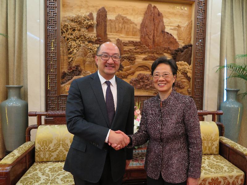The Secretary for Constitutional and Mainland Affairs, Mr Raymond Tam, meets with the Vice-Governor of Zhejiang Province, Ms Liang Liming, in Hangzhou today (November 23) to exchange views on strengthening co-operation between Hong Kong and Zhejiang.  Photo shows Mr Tam (left) and Ms Liang shaking hands after the meeting.