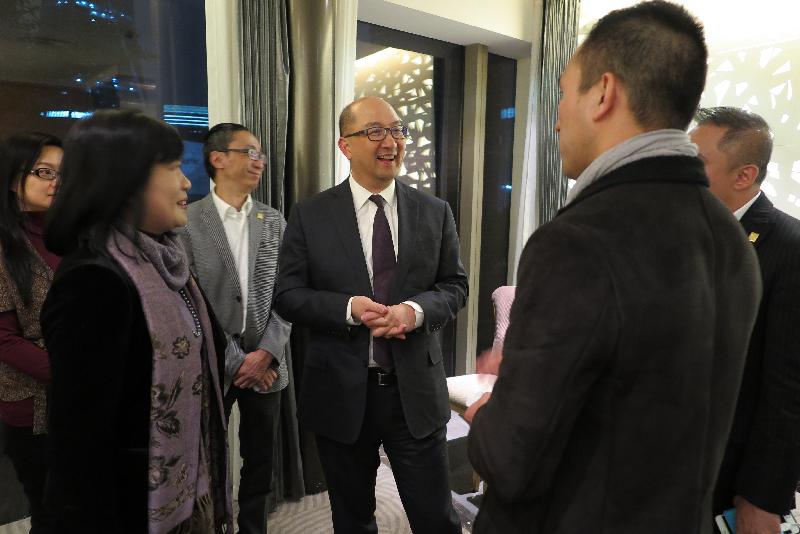 The Secretary for Constitutional and Mainland Affairs, Mr Raymond Tam (fourth left), meets with Hong Kong people doing business in Hangzhou this evening (November 23) to understand more about their business and life in the municipality.