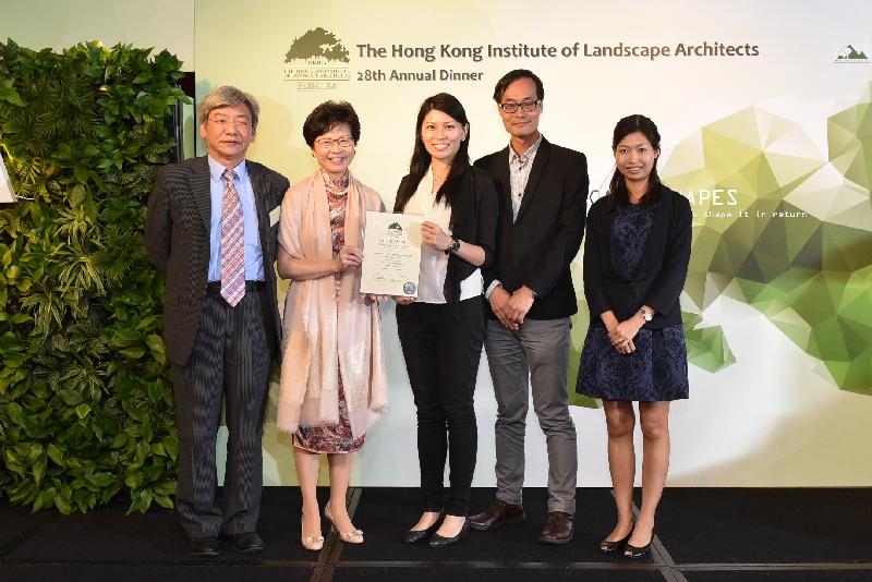 The "Eco-hydraulics Study on Green Channels" project of the Drainage Services Department (DSD) won the Silver Award of the Hong Kong Institute of Landscape Architects (HKILA) Landscape Awards 2016. Photo shows the Chief Secretary for Administration, Mrs Carrie Lam (second left), presenting the award to the Deputy Director of Drainage Services, Mr Mak Ka-wai (first left), and representatives of the research team, Senior Engineer of the DSD, Mr Richard Leung (second right); Landscape Architect of the DSD, Ms Sandy Tong (centre); and Principal Environmental Consultant of Mott Macdonald, Ms Julia Chan (first right), at the award presentation ceremony on November 18.