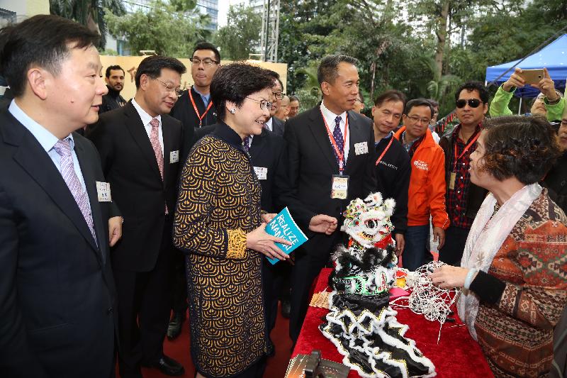 政務司司長林鄭月娥今日（十一月二十四日）主持「2016香港‧佛山節」開幕禮後參觀展覽。