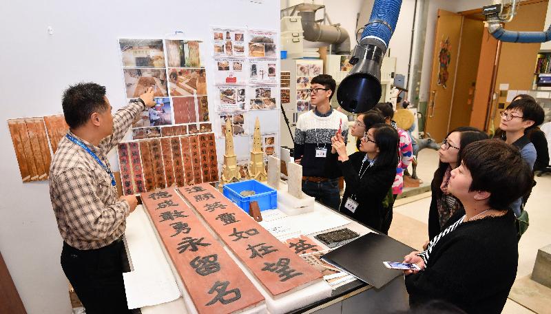 首屆「粵港澳文物保護及修復專業培訓班」今日（十一月二十五日）在香港文化博物館舉行開班儀式。圖示學員參觀位於博物館的文物修復工作室。