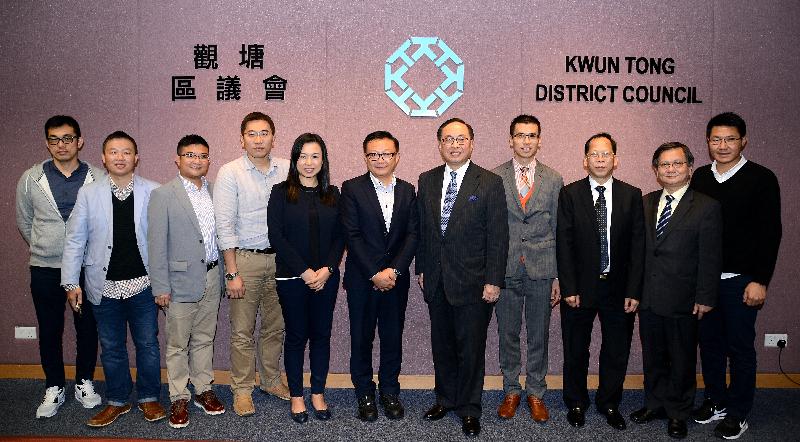 The Secretary for Innovation and Technology, Mr Nicholas W Yang (fifth right), is pictured with members of the Kwun Tong District Council after meeting with them this afternoon (November 25). Standing next to Mr Yang is the District Officer (Kwun Tong), Mr Gilford Law (fourth right).