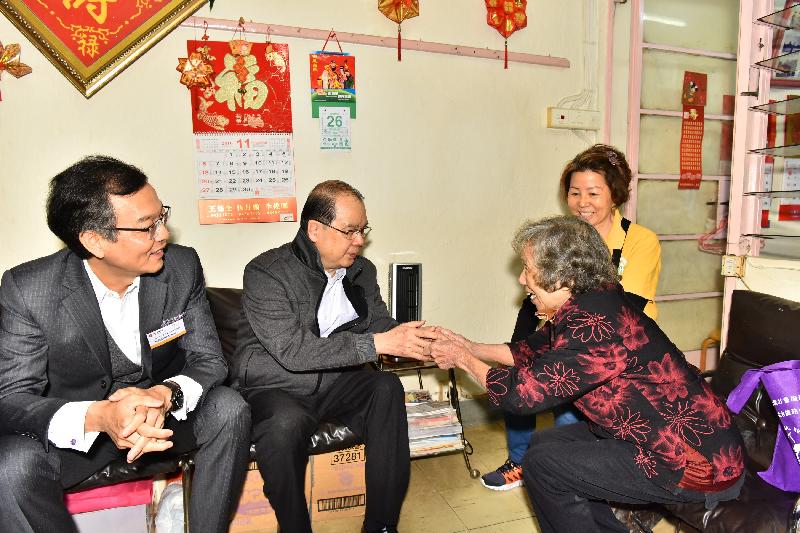 The Community Investment and Inclusion Fund (CIIF) held community-based activities in 10 public housing estates to promote and build social capital this morning (November 26). The Secretary for Labour and Welfare, Mr Matthew Cheung Kin-chung, took part in "Heart Connection" project at Choi Hung Estate in Wong Tai Sin. Pictures shows Mr Cheung (second left); and Chairman of the CIIF Committee, Dr Lam Ching-choi (first left) visiting an elderly person living at the estate.