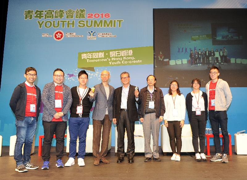 環境局局長黃錦星（左四）、發展局局長陳茂波（中）及香港大學城市規劃及設計系講座教授葉嘉安教授（右四）今日（十一月二十六日）在青年高峰會議2016上與青年參加者合照。