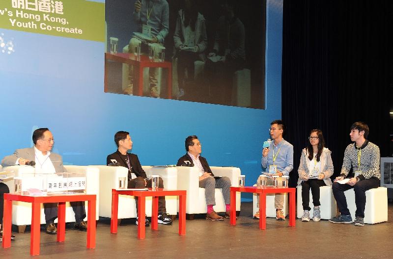 商务及经济发展局局长苏锦梁（左三）、创新及科技局局长杨伟雄（左一）和高锋集团主席吴杰庄博士（左二）今日（十一月二十六日）出席青年高峰会议2016，与参加者就「青年创业的挑战与机遇」这项课题互动交流。