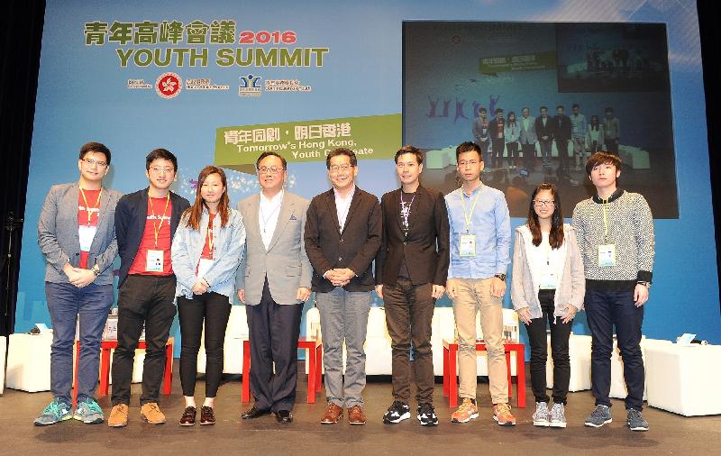 商務及經濟發展局局長蘇錦樑（中）、創新及科技局局長楊偉雄（左四）和高鋒集團主席吳傑莊博士（右四）今日（十一月二十六日）在青年高峰會議2016上與青年參加者合照。