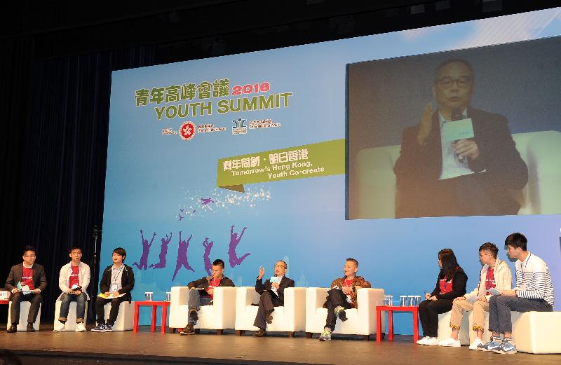 The Secretary for Home Affairs, Mr Lau Kong-wah (centre); the Chairman of the Commission on Youth, Mr Lau Ming-wai (fourth left); and the Director of Hok Yau Club's Student Guidance Centre, Mr Ng Po-shing (fourth right), attend the Youth Summit 2016 today (November 26) to listen to participants’ views and hold a discussion on "Roles of young people in community affairs".
