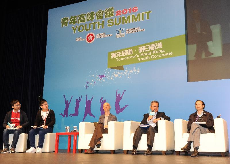 The Secretary for the Environment, Mr Wong Kam-sing (centre); the Secretary for Development, Mr Paul Chan (second right); and the Chair Professor of the Department of Urban Planning and Design of the University of Hong Kong, Professor Anthony Yeh (first right), attend the Youth Summit 2016 today (November 26) to exchange views with young participants on "Future town planning".