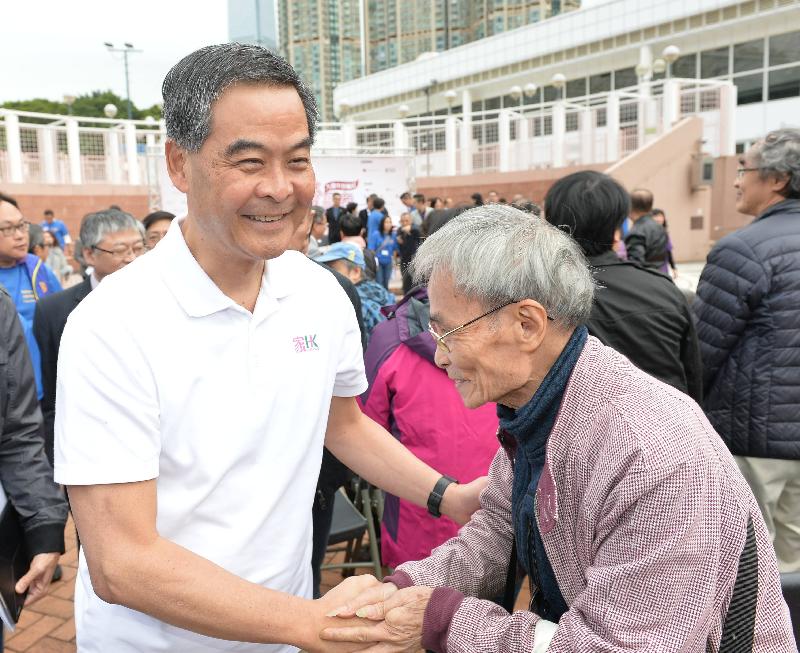 行政长官梁振英（左）今日（十一月二十六日）在九龙公园出席关爱长者资讯嘉年华，并与长者倾谈。
