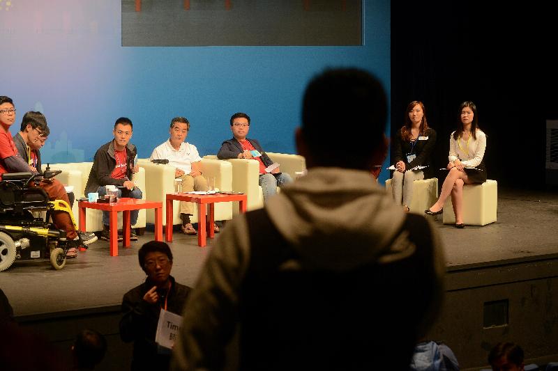 行政长官梁振英今日（十一月二十六日）下午在柴湾青年广场出席青年高峰会议2016。图示梁振英（左五）聆听参加者对社会政策的意见。 