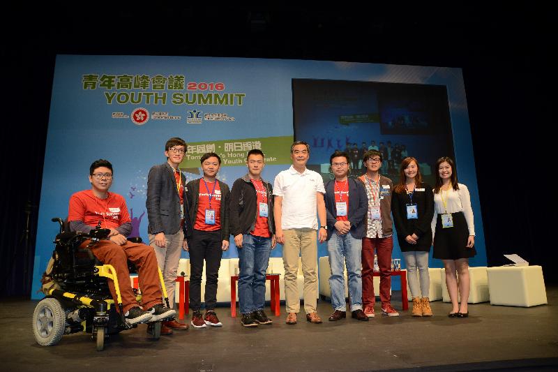 行政长官梁振英今日（十一月二十六日）下午在柴湾青年广场出席青年高峰会议2016。图示梁振英（中）在高峰会议上与青年人合照。