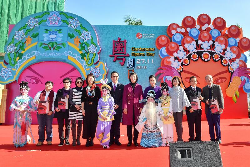 The Award Presentation Ceremony of the New Cantonese Opera Play Scriptwriting Competition was held today (November 27). Photo shows the Director of Leisure and Cultural Services, Ms Michelle Li (eighth left); the Deputy Secretary for Home Affairs, Ms Angela Lee (fifth left); the Chairman of the Cantonese Opera Development Fund Advisory Committee, Dr Frankie Yeung (seventh left); and the Chairperson of the Chinese Artists Association of Hong Kong, Dr Elizabeth Wang (fifth right), with the competition’s adjudicators, award winners and an awardee's representative at the ceremony.
