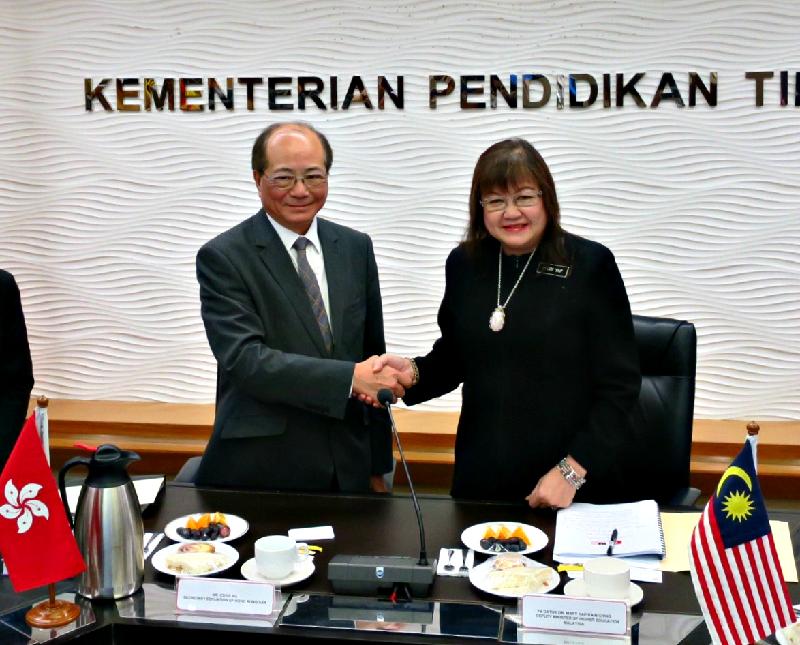 教育局局長吳克儉（左）與馬來西亞高等教育部副部長葉娟呈（右）今日（十一月二十八日）在馬來西亞吉隆坡會面，公布「一帶一路獎學金－－馬來西亞」計劃。