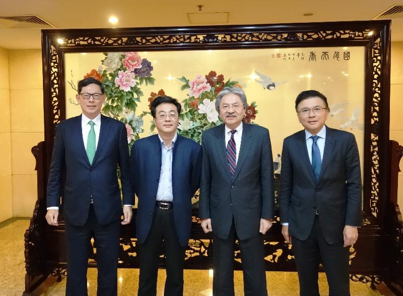 The Financial Secretary, Mr John C Tsang (second right), today (November 28) met with the Inspector of the Department of Western Region Development of the National Development and Reform Commission, Mr Ou Xiaoli (second left), in Beijing. Also joining the meeting were the Secretary for Financial Services and the Treasury, Professor K C Chan (first right), and the Chief Executive of the Hong Kong Monetary Authority, Mr Norman Chan (first left).
