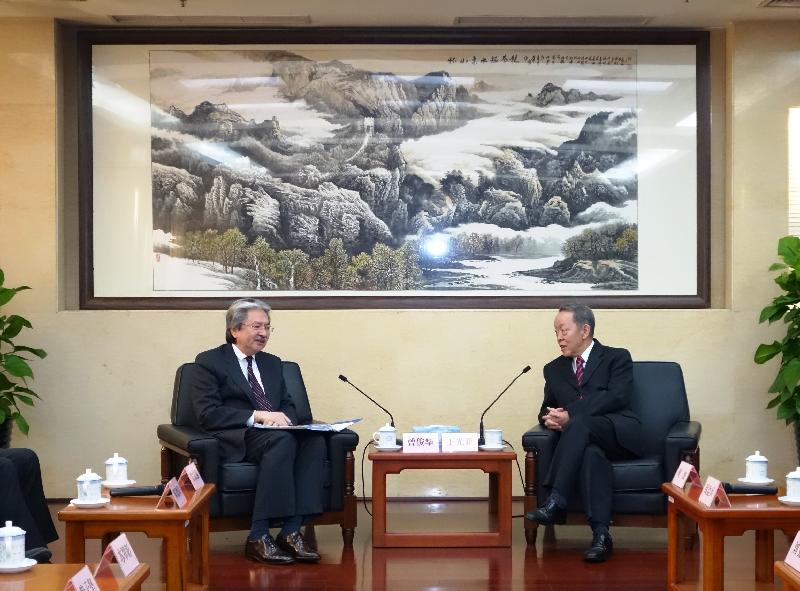 The Financial Secretary, Mr John C Tsang (left), today (November 28) meets with the Director of the Hong Kong and Macao Affairs Office of the State Council, Mr Wang Guangya, in Beijing.