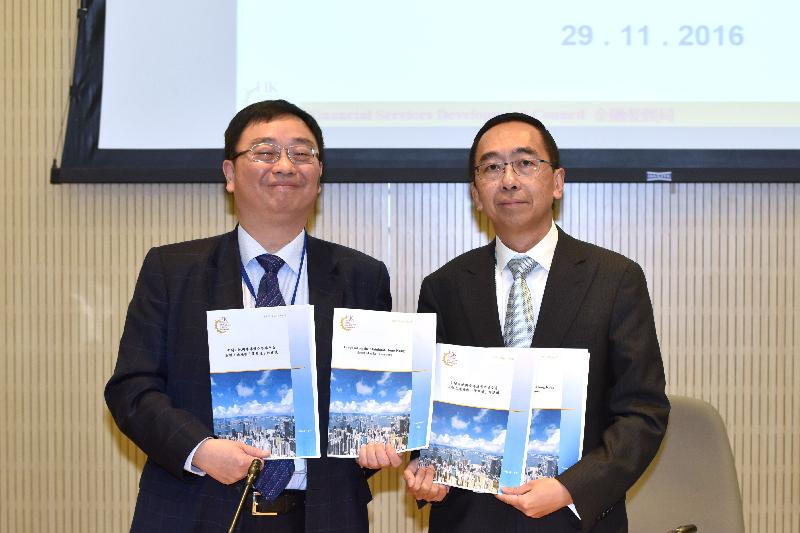 Member of the Financial Services Development Council (FSDC) Mainland Opportunities Committee and Advisor, Asia-Pacific, of the Hongkong and Shanghai Banking Corporation Limited, Mr George Leung (right), together with the Senior Advisor of the FSDC, Mr Esmond Lee, release a report entitled "Proposal on the Mainland-Hong Kong Bond Market Connect" at a press conference today (November 29).