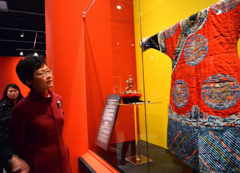 政務司司長林鄭月娥今日（十一月二十九日）在香港文化博物館參觀「宮囍－－清帝大婚慶典」展覽。