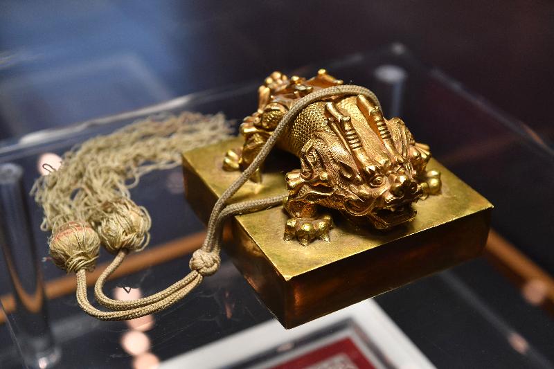 The opening ceremony of the exhibition "Ceremony and Celebration - The Grand Weddings of the Qing Emperors" was held today (November 29) at the Hong Kong Heritage Museum. Photo shows the gold seal of an empress, which is on display at the exhibition. This gold seal, inscribed with the mark "Huanghou zhibao" (Empress's seal), was made according to Qing institutions for the wedding of the last Qing emperor, Puyi, and his bride Wanrong in 1922.