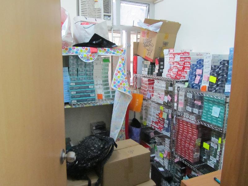 Hong Kong Customs yesterday (November 28) seized about 0.5 million sticks of suspected illicit cigarettes with an estimated value of about $1.3 million and a duty potential of about $1 million in Yuen Long and Sham Shui Po. Photo shows some of the suspected illicit cigarettes seized from the residential unit in Sham Shui Po.