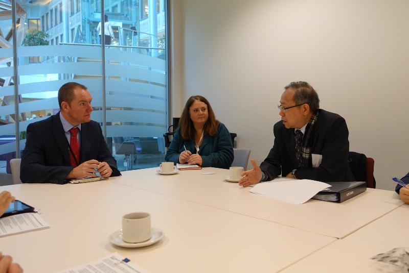 The Secretary for Security, Mr Lai Tung-kwok, arrived in London yesterday (November 28, London time) to begin his visit. Photo shows Mr Lai (right) in a meeting with the Chief Executive of the Legal Aid Agency, Mr Shaun McNally (left), at which he was briefed on the legal assistance provided to asylum seekers.