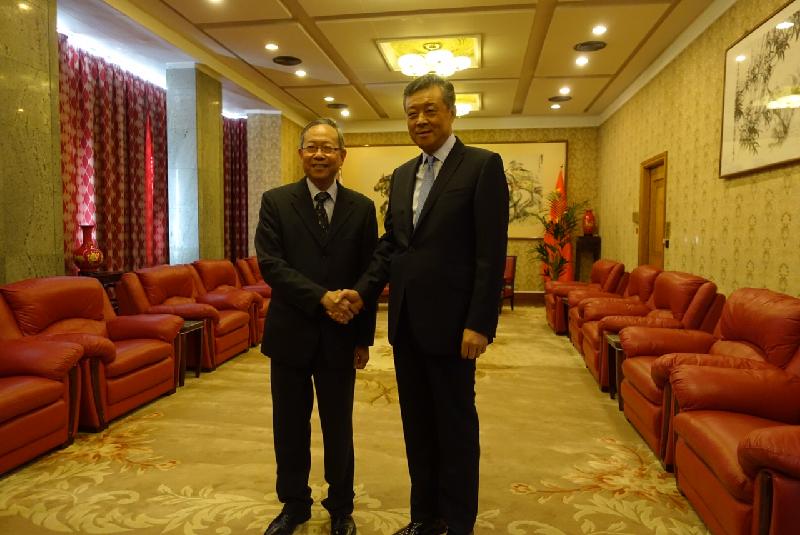 The Secretary for Security, Mr Lai Tung-kwok (left), pays a courtesy call on the Ambassador of the People’s Republic of China to the United Kingdom, Mr Liu Xiaoming (right), in London today (November 29, London time).