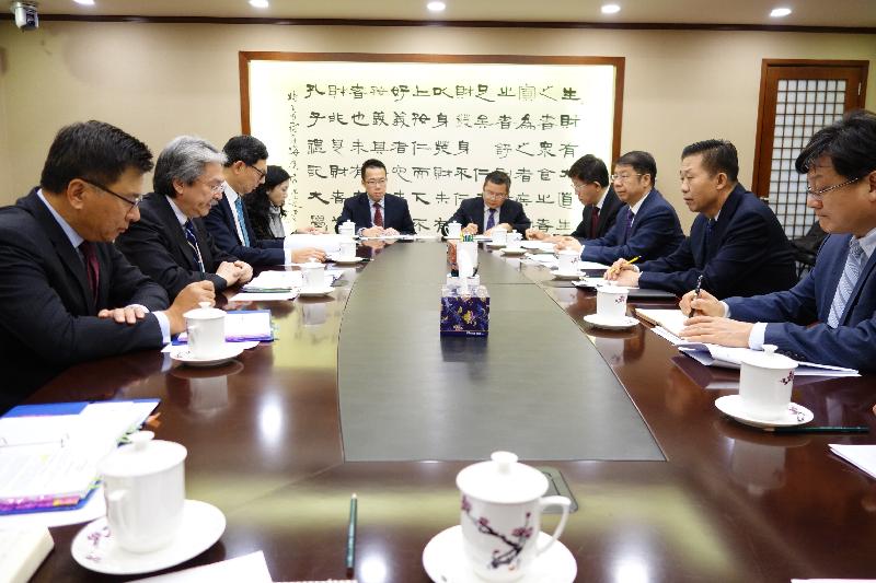 The Financial Secretary, Mr John C Tsang (second left), today (November 29) meets with the Minister of Finance, Mr Xiao Jie (second right), in Beijing. Also joining the meeting are the Secretary for Financial Services and the Treasury, Professor K C Chan (first left), and the Chief Executive of the Hong Kong Monetary Authority, Mr Norman Chan (third left).  
