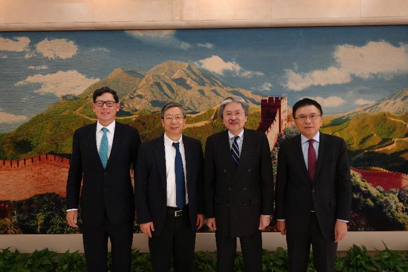 財政司司長曾俊華（右二）今日（十一月二十九日）在北京與中國人民銀行副行長易綱（左二）會面。同行包括財經事務及庫務局局長陳家強（右一）和香港金融管理局總裁陳德霖（左一）。 