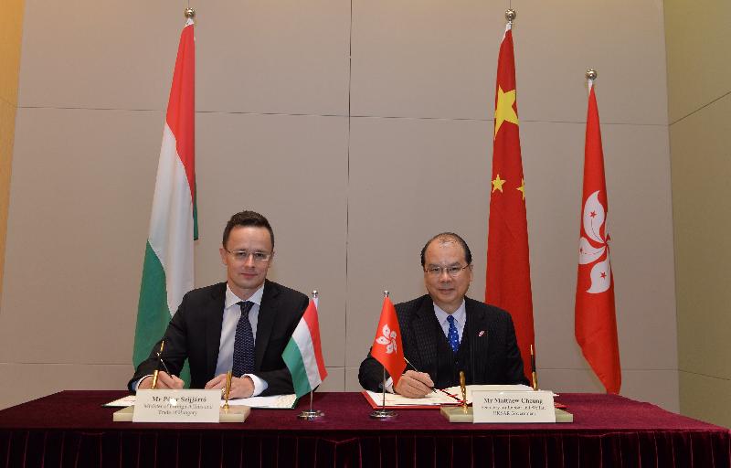The Secretary for Labour and Welfare, Mr Matthew Cheung Kin-chung, met with the Minister of Foreign Affairs and Trade of Hungary, Mr Péter Szijjártó, at Central Government Offices, Tamar, today (December 1) to announce the establishment of a bilateral Working Holiday Scheme between Hong Kong and Hungary. Photo shows Mr Cheung (right) and Mr Szijjártó at the signing ceremony.