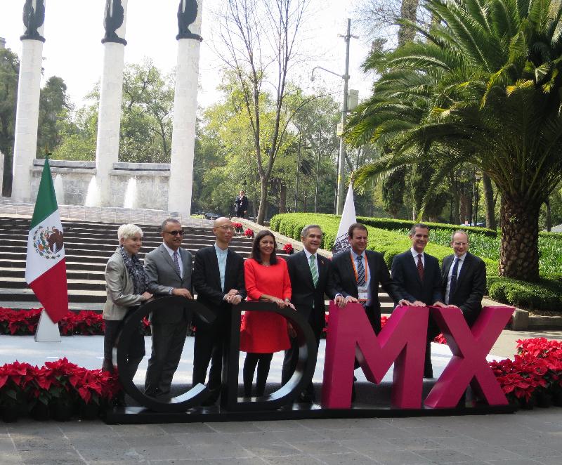 环境局局长黄锦星（左三）十一月三十日（墨西哥城时间）在墨西哥墨西哥城与C40成员城市的市长合照。

