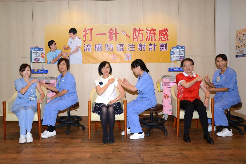 食物及衞生局副局長陳肇始教授（左三）、醫院管理局聯網服務總監張偉麟醫生（右二）及一名註冊護士（左一）今日（十二月一日）在東區尤德夫人那打素醫院接受流感疫苗注射。