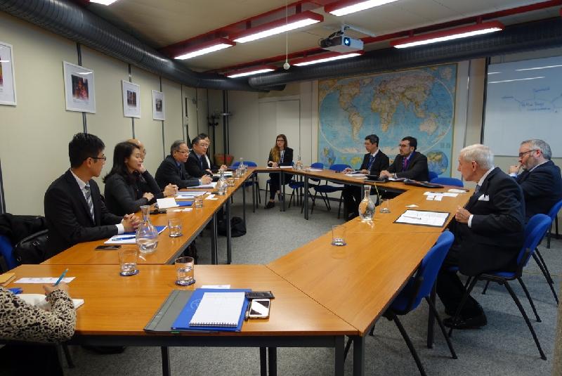 The Secretary for Security, Mr Lai Tung-kwok (fourth left), visited the International Organization for Migration (IOM) in Geneva, Switzerland, yesterday morning (November 30, Geneva time) where he was briefed by the Director General of the IOM, Mr William Lacy Swing (second right), on the IOM's efforts to promote international co-operation on migration issues by providing services and advice to governments and migrants.