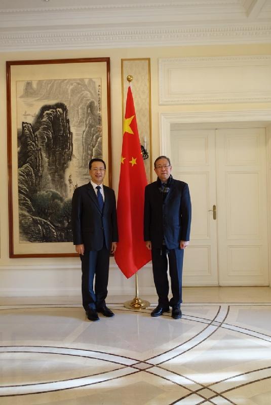 The Secretary for Security, Mr Lai Tung-kwok (right), paid a courtesy call on the Permanent Representative of the People's Republic of China to the United Nations Office at Geneva and Other International Organizations in Switzerland, Ambassador Ma Zhaoxu (left), yesterday afternoon (November 30, Geneva time).