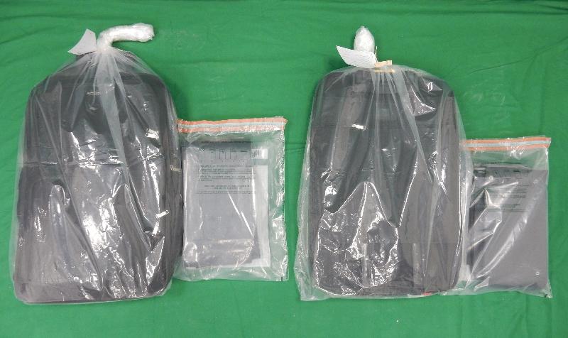 香港海关昨日（十一月三十日）在香港国际机场检获约九点三公斤怀疑可卡因，估计市值约一千一百万元。怀疑可卡因藏于两件行李内的周边。