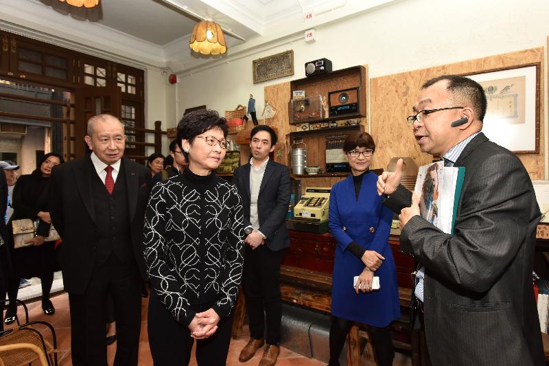 The Chief Secretary for Administration, Mrs Carrie Lam, visited Wan Chai District today (December 1). Photo shows Mrs Lam (second left) receiving a briefing on the latest progress of the Blue House Cluster project by the Senior Manager of St James’ Settlement, Mr David Fung (first right). She is accompanied by the Chairman of the Executive Committee of St James’ Settlement, Dr David Li (first left), and the Chief Executive Officer of St James’ Settlement, Mrs Cynthia Luk (second right).