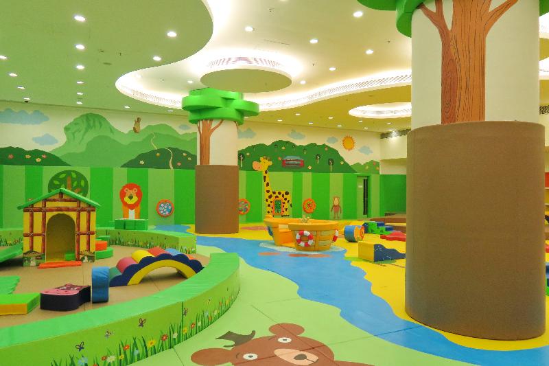 位於沙田區圓洲角綜合大樓低座的圓洲角體育館於十二月十二日（星期一）啟用。圖示體育館內的兒童遊戲室，提供多元化的遊樂設施。