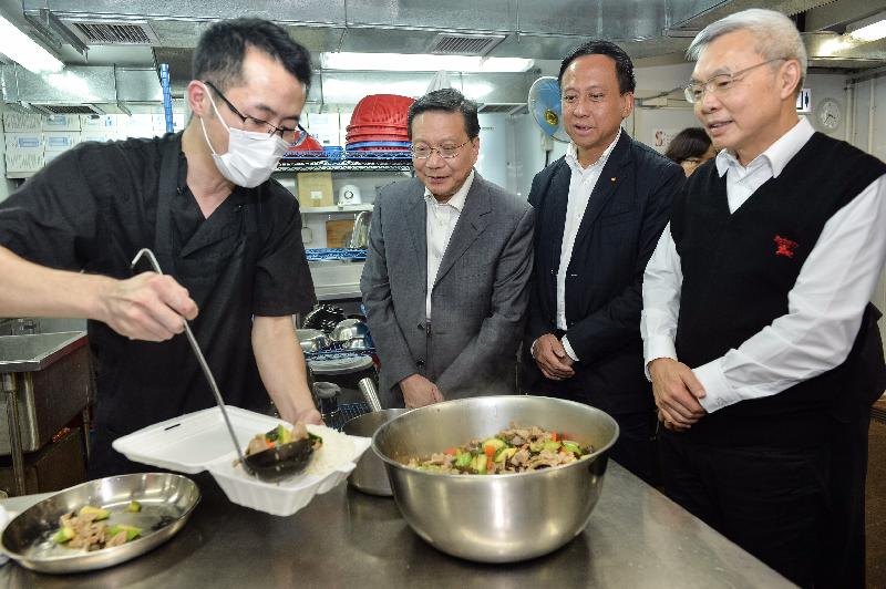 The Secretary for Transport and Housing, Professor Anthony Cheung Bing-leung (second left), visited the Lok Sin Tong Meal Delivery Service Centre this afternoon (December 2) to learn about its operation and the services it provides. The centre prepares and delivers meals for the elderly and the needy according to their nutritional requirements so that they can enjoy healthy and nourishing food at home.