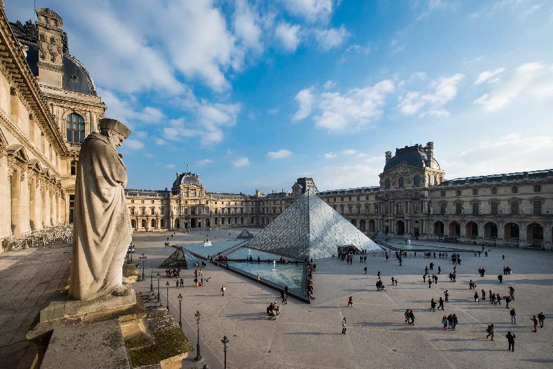 特區成立二十周年的慶祝活動將於二○一七年全年舉行，重點項目包括康樂及文化事務署與「法國五月」和法國羅浮宮於四月至七月合辦的「羅浮宮︰從皇宮到博物館的八百年」展覽。©Musée du Louvre, dist. RMN-Granc Palais/Olivier Ouadah ©I.M. Pei/ Musée du Louvre
